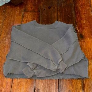 Cropped sweatshirt with outside seems